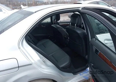 2009 Mercedes-Benz C 300 Luxury 4Matic/Sport 4Matic z USA, uszkodzony, nr VIN WDDGF81X69F216331